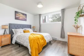 New Stylish 3-beds free parking close to Dix 30&DT - Image 3