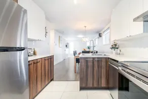New Stylish 3-beds free parking close to Dix 30&DT - Image 5