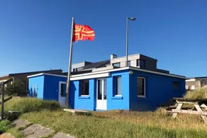 Small house with garden facing the sea - Image 2