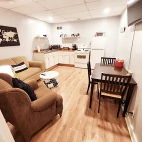 Quaint Centrally Located 1 Bedroom 6 mins to PU - Image 2