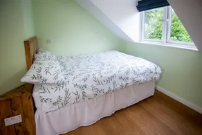 Cosy Canterbury Studio • Fast Wi-Fi + Free Parking - Image 3
