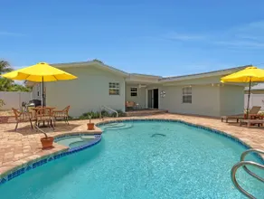 Pool/Pet Friendly/5 minute walk to Beach entrance - Image 3