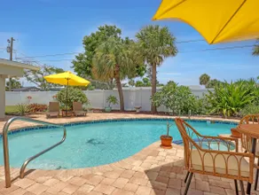 Pool/Pet Friendly/5 minute walk to Beach entrance - Image 2