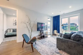 Millennium Park 10 Min, Parking, Balcony, Sleeps 8 - Image 2