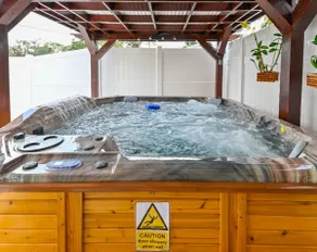 Paradise in Brandon with luxurious 6 person Spa - Image 2
