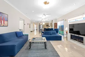 Open Plan! 3 Bedroom House - Taringa - Image 3