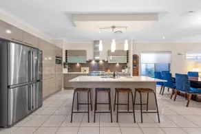 Open Plan! 3 Bedroom House - Taringa - Image 2