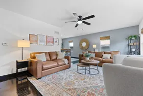 Cozy spot/ walk to Kinnick/close to UIHC/& Carver - Image 2