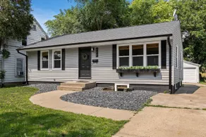 Cozy spot/ walk to Kinnick/close to UIHC/& Carver - Image 4