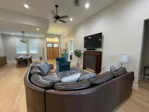 Downtown Tomball Cottage, Sleeps 12 - Image 4
