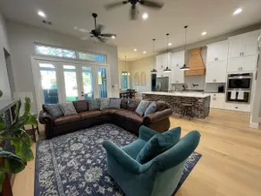 Downtown Tomball Cottage, Sleeps 12 - Image 3