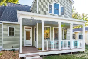 Spacious Home Near Lake Charlevoix & Downtown BC - Image 2