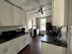 Downtown 3BR | Free Parking & Spacious Stay - Image 4