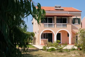 Seaside Roots Garden, Beachfront apartment - Image 3
