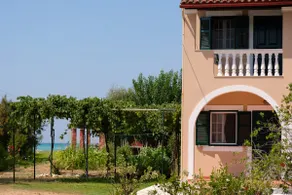 Seaside Roots Garden, Beachfront apartment - Image 4