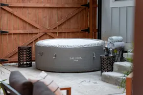 Cozy bungalow w/ hottub near Uptown - Image 3