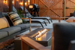 Cozy bungalow w/ hottub near Uptown - Image 2