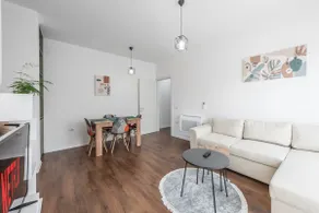 Sunny Central Apartment 3*Free Private Parking* - Image 2