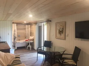 The Wood Shed at Saratoga Beach with hot tub - Image 3
