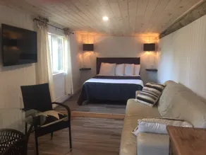 The Wood Shed at Saratoga Beach with hot tub - Image 2