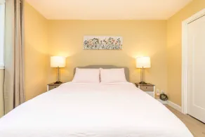 Elegant Cozy Retreat | Two Free Parking Spots - Image 3