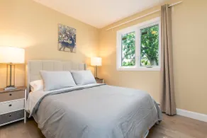 Elegant Cozy Retreat | Two Free Parking Spots - Image 4