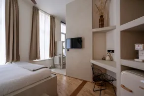 Petite luxury ensuite in Antwerp’s old town - Image 2