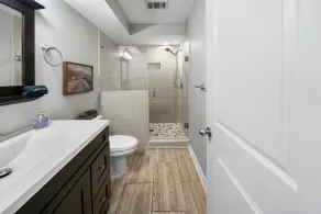 Comfortable 2BR Condo near City Center - Image 4
