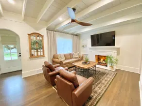 Cottage by the Square w/Gourmet L & Porch - Image 3