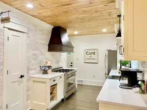 Cottage by the Square w/Gourmet L & Porch - Image 5