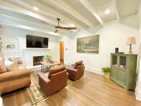 Cottage by the Square w/Gourmet L & Porch - Image 4
