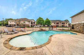 Modern, Gated apart w/ POOL! King Bed! - Image 3