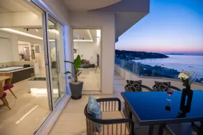 Lost in the view, Luxury Apartment with Seaview - Image 3