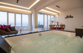Lost in the view, Luxury Apartment with Seaview - Image 4