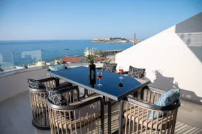 Lost in the view, Luxury Apartment with Seaview - Image 2