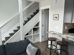 Classy Loft: King/Queen Bed, Near Dining & Brewery - Image 4