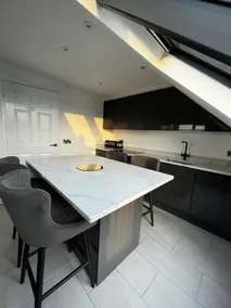 Seaside Serenity: Modern Flat - Image 3