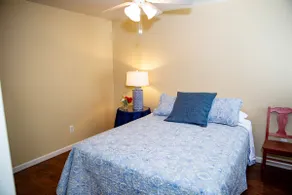 Bright and Cozy Upstairs Condo Near Hospital - Image 4