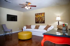 Bright and Cozy Upstairs Condo Near Hospital - Image 5