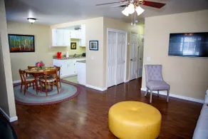 Bright and Cozy Upstairs Condo Near Hospital - Image 2