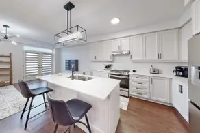 Charming cozy 3 floors home with 4 + bedrooms - Image 4