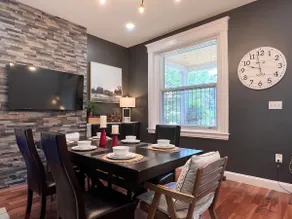 Spacious & Cozy (2 Queen beds)- University City - Image 2