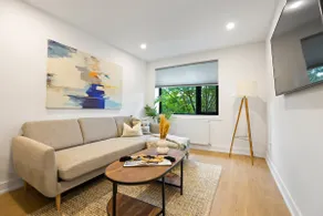 Contemporary Apt in Central Toronto - Image 4