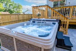Modern 3-Level Stay| Hot Tub | Game Room | Parking - Image 2