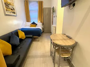 FREE Parking - Close to Mcr Picc! Studio Apartment - Image 2