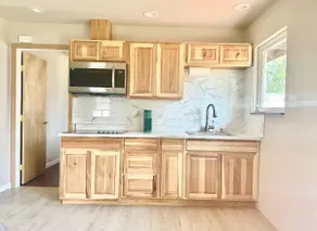 Cozy home (6 min from airport) unit B - Image 3