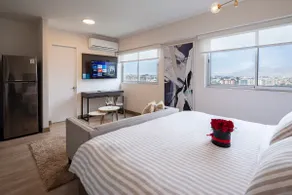 v* | Experience comfort in this exclusive loft - Image 4