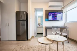 v* | Experience comfort in this exclusive loft - Image 5