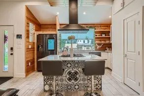Prime Location! Pet Friendly Home I Lap Pool/Spa - Image 5