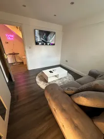 Modern House with relaxing Hot tub - Image 3